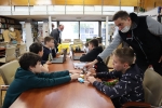 Skoczek Szymon dołącza do bibliotecznej rodziny! - pierwsze zajęcia z programowania robotów Lego 25.10.2021 r.